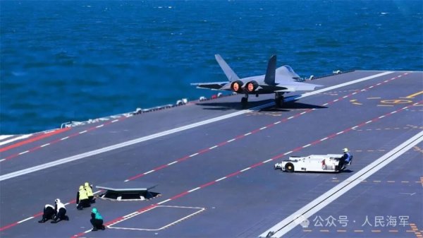一直牛配资 重磅！中国航母又一突破：歼-35等三型舰载机成功在福建舰完成起降训练